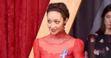 بالصور.. روث نيجا تحضر حفل الأوسكار بفستان يجمل إمضاء "Valentino"