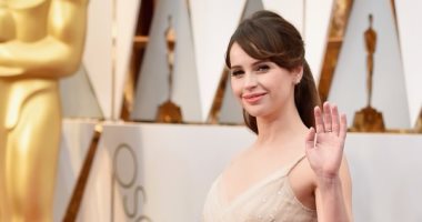  بالصور.. فستان فيليستي جونز بحفل الأوسكار من Dior .. ومجوهراتها من Niwaka