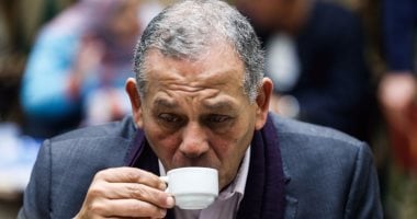 السادات بسيجارة وفنجان قهوة قبل لحظات من جلسة التصويت على إسقاط عضويته
