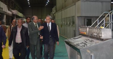 محافظ قنا يزور مصنع السكر ولب الورق بقوص