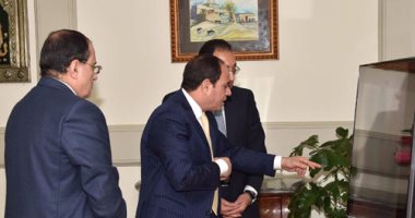 السيسى يعقد اجتماعين منفصلين مع "مميش" ووزير الإسكان لمناقشة عدة ملفات