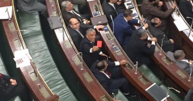 بالصور.. محمد الحسينى يرفع الكارت الأحمر بجلسة إسقاط عضوية أنور السادات