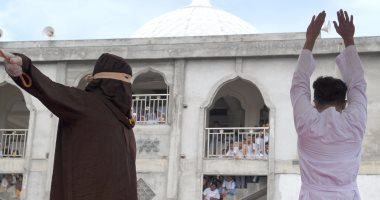 بالصور.. السلطات الإندونيسية تجلد رجلا وامرأة بتهمة الزنا فى إقليم "اتشه"