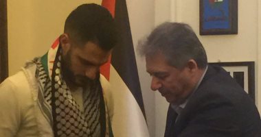 يعقوب شاهين ينشر صوره مع السفير الفلسطينى ولاجئى المخيمات ببيروت