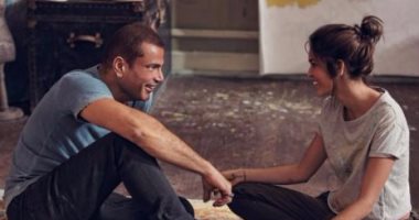 عمرو دياب ينشر صورة جديدة من كواليس كليب "معاك قلبى"
