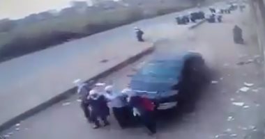 بالفيديو.. سيارة مسرعة تصدم 3 طالبات بالبحيرة