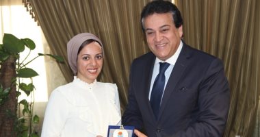 بالصور.. منحة ماجستير لطالبة MSA الفائزة بالمركز الأول بأبحاث السرطان