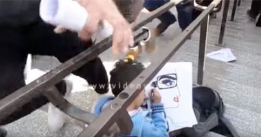 بالفيديو..رسام المترو..معاذ طفل خسر فرصته فى التعليم وأكمله على سلالم المترو وحلمه حج جدته