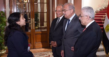 بالصور.. رئيس الوزراء يكرم تلاميذ مدرسة المتفوقين بأسيوط خلال اجتماع المحافظين