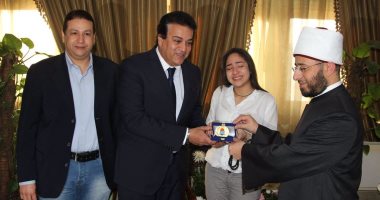 وزير التعليم العالى يكرم طالبة متفوقة فى حضور أسامة الأزهرى