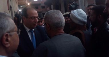 محافظ الدقهلية يقدم العزاء لأسرة شهيد القوات المسلحة بمركز أجا