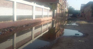 بالفيديو..مياه الصرف الصحى تحاصر تلاميذ مدرسة ابتدائية فى دمياط