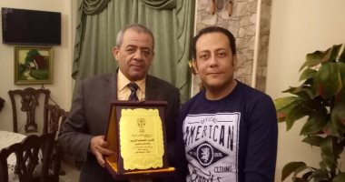 رئيس نادى قضاة مجلس الدولة يكرم القاضى المصاب بحادث العريش الإرهابى بمنزله