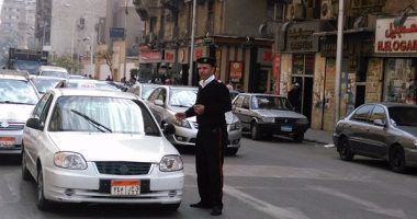 رجال المرور يوزعون كتيبات للتوعية بالقيادة السليمة على الطرق