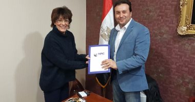 سماح أنور مذيعة على نغم إف إم ببرنامج "البداية"