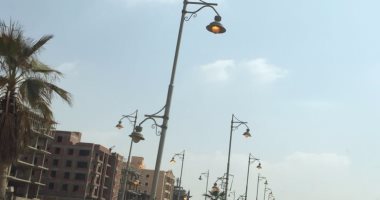 قارئ يرصد أعمدة إنارة مضاءة نهارا بشارع التسعين فى التجمع الخامس