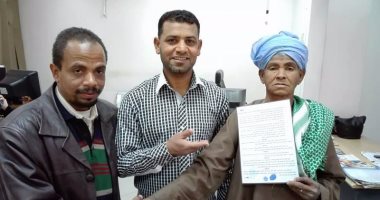 بالصور.. الحاجة صيصة الأم المثالية بالأقصر تتسلم شقتها