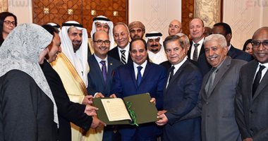بالصور.. السيسي يتسلم وثيقة "إعلان القاهرة" الصادرة من مجلس وزراء الصحة العرب