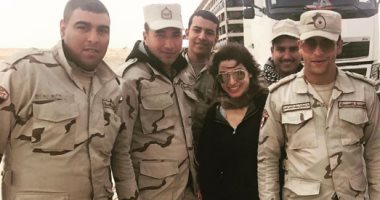 روجينا تنشر صورتها مع رجال الجيش وتعلق: ربنا يحميكم لمصر