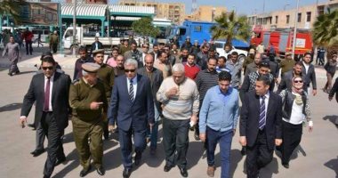 بالصور.. إخلاء 10 محلات بمجمع مواقف السيارات بدمنهور