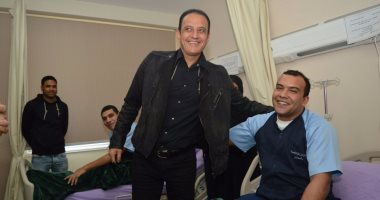 بالصور.. طارق علام يزور مجند فقد قدميه.. ويلبى دعوة حضور زفافه