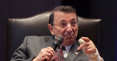 مصطفى السيد: الأمريكان رفضوا أبحاث السرطان لأن القطط والكلاب مثل ولادهم