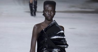 بالصور.. الجلد يخطف الأنظار بتصميمات دار Saint Laurent    