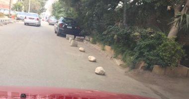 قارئ يشكو من وضع أحجاز وإطارات لـ"ركن" السيارات فى منطقة مساكن شيراتون 