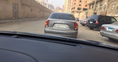 قارئ يرصد سير سيارة بشارع ترسا فى الهرم بلوحات معدنية مطموسة