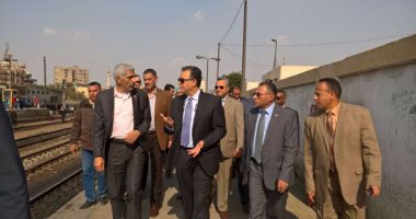 بالصور.. وزير النقل يزور محطة مصر ويطالب قيادات السكة الحديد بتحسين الخدمة