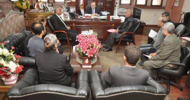 محافظ بني سويف يستقبل أسرتين من العريش ويوجه بتوفير كافة أوجه الرعاية لهم