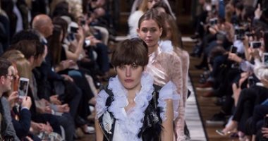 بالصور..تصميمات دار أزياء "Lanvin" جمعت بين "الرقة و القوة"