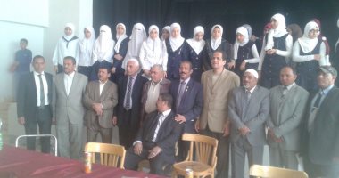 بالفيديو.. تكريم الحاصلين على المراكز الأولى فى الأنشطة الطلابية بالداخلة