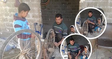 بالصور.. معاق يعمل "عجلاتى" بعد فصله من الأوقاف.. محمد أمين: الوزارة أصدرت لى قرار تعيين كعامل وفصلتنى بعد 7 سنوات.. وكيل أوقاف الإسكندرية يرد: لا مانع من تعيين ذوى الاحتياجات ومنتظر مقدم الشكوى بمكتبى