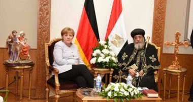 ميركل تضع إكليلا من الزهور بالكنيسة البطرسية تأبينا لضحايا الحادث الإرهابى