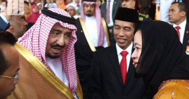الملك سلمان يصافح حفيدة الرئيس الأندونيسى الأسبق سوكارنو بزيارته لجاكرتا