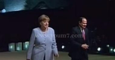 بالفيديو والصور.. السيسى وأنجيلا ميركل يحضران حفلا فنيا بالأهرامات