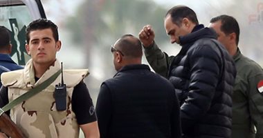 بالفيديو والصور.. جمال مبارك يشرف على نقل والده لمحاكمته أمام "النقض" 
