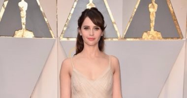  بالصور ..بعد 200 ساعة عمل..شاهد مراحل تنفيذ فستان فيلسيتى جونس من DIOR 