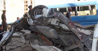 مصرع شخص وإصابة 6 آخرين فى تصادم سيارة نقل مع ميكروباص بطريق القصير سفاجا