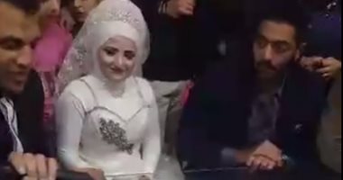 بالفيديو.. أحمد فلوكس يلبى دعوة أحد معجبية بحضور حفل قرانه