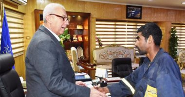 محافظ أسوان يكافئ عامل نظافة لتفانية فى العمل 