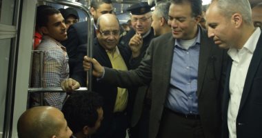 وزير النقل يجرى زيارة مفاجئة للمترو.. ويطلب باستغلال المولات التجارية