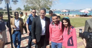 بالفيديو.. وزير الآثار يلتقط صورة مع أصغر عروسين من أقباط العريش بالإسماعيلية