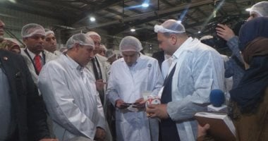 بالفيديو.. وزير الصناعة يستنكر شراء أحد المستثمرين خامات غذائية من الخارج