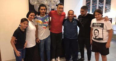 بالصور.. الحضرى يطمئن على رئيس الإسماعيلى السابق فى فيلته بـ"دبى"