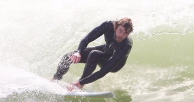 ليام هيمسورث بطل مسلسل Workaholics على شواطئ لوس أنجلوس