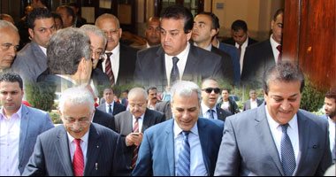 تطوير كليات التربية على أجندة الحكومة..وزير التعليم العالى يوجه بإعداد خطة تنفيذية للارتقاء بمستوى المعلم..وطارق شوقى: "البوكليت فكرة عبيطة والإعلام حولها لبعبع".. وجابر نصار: التعديل الوزارى فتح طاقة نور 