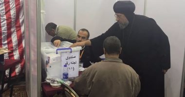 الأنبا إرميا يدلى بصوته فى انتخابات التجديد النصفى للصيادلة