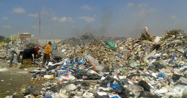 شكوى من تراكم القمامة أمام إحدى مدارس حى غرب المنصورة 